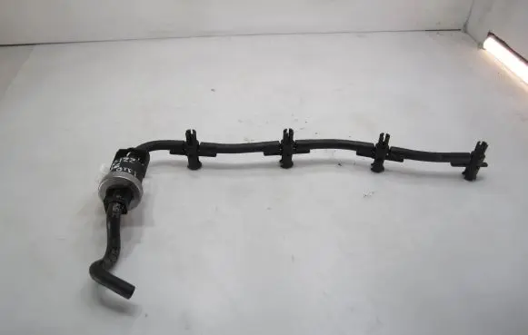 Volkswagen PASSAT B6 Fuel injector supply line/pipe 