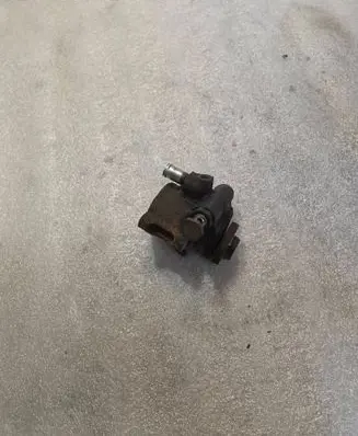 Volkswagen Polo Power steering pump 030145157D