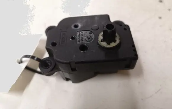 Citroen C6 Air flap motor/actuator P2861001UA12