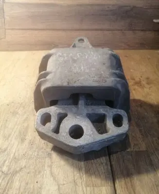 Ford Galaxy Engine mount bracket
