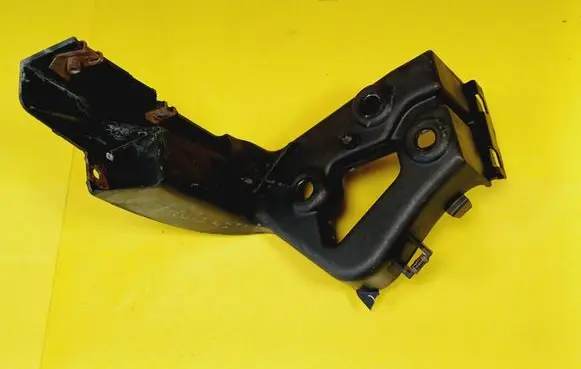 Rear bumper mounting bracket