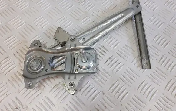 Rear door manual window regulator