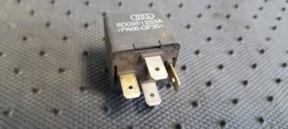 Volkswagen PASSAT B5.5 Other relay 8D0951253A