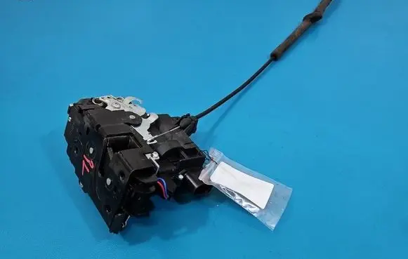 Volkswagen PASSAT B5.5 Front door lock IMPRK1576090