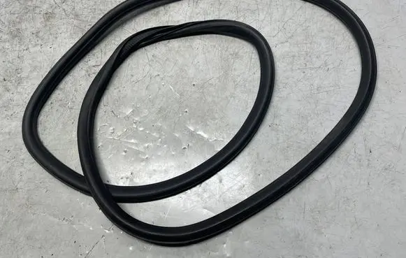 Opel Astra J Front door rubber seal 13259929