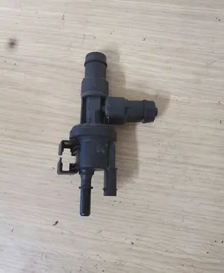 BMW 4 F32 F33 Breather valve 7643106 0280142544