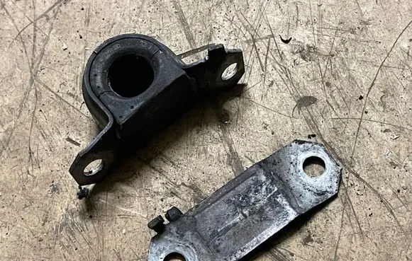 BMW 5 F10 F11 Sway bar bush bracket, front 6775444 S420MC 10194410