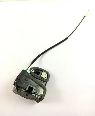 Chevrolet Malibu Front door lock 13597797