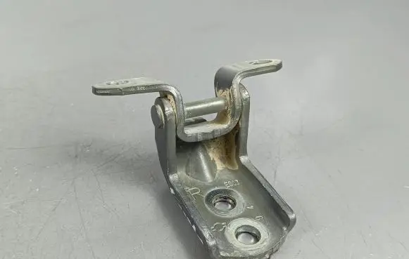 Nissan Qashqai Front door upper hinge