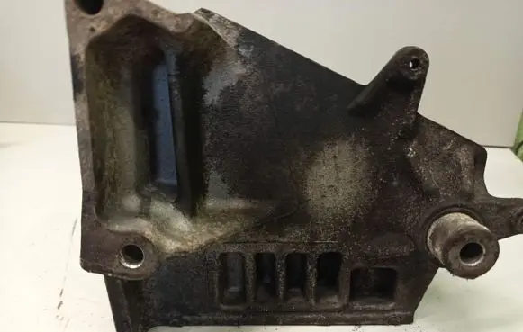 Chevrolet Captiva Engine mounting bracket