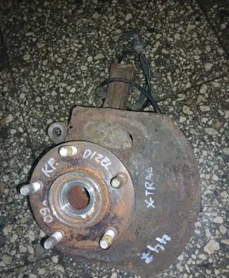 Nissan X-Trail T30 Front wheel hub