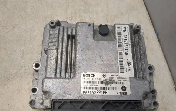 Jeep Grand Cherokee (WK) Engine control unit/module 0281013649 P05187221AB 1039S16899