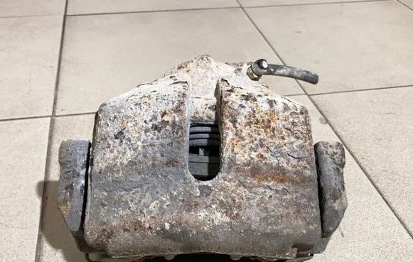 Volkswagen Touran I Front brake caliper