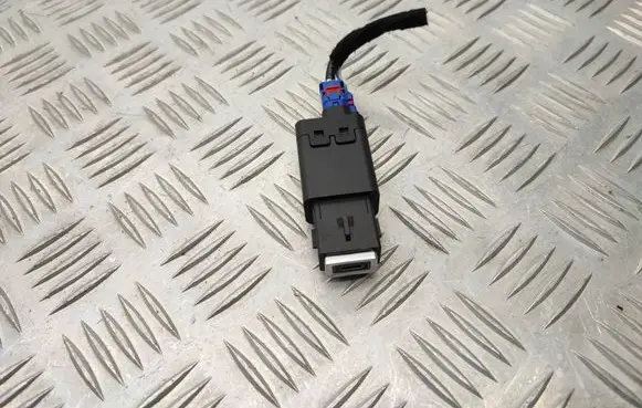 Opel Vivaro USB socket connector 9848394780