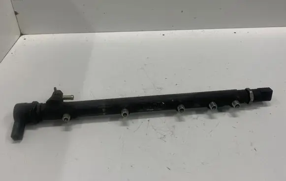 Mercedes-Benz E W211 Fuel main line pipe A6110700395 0445214038