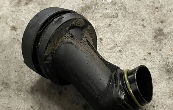 BMW X5 E70 Oil fill pipe 7507224 62440410 7507324