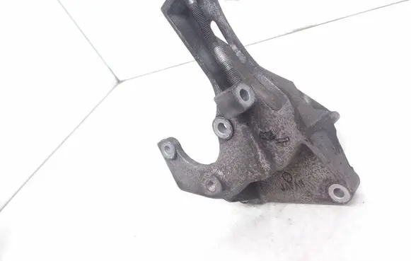 Subaru Impreza III Power steering pump mounting bracket 