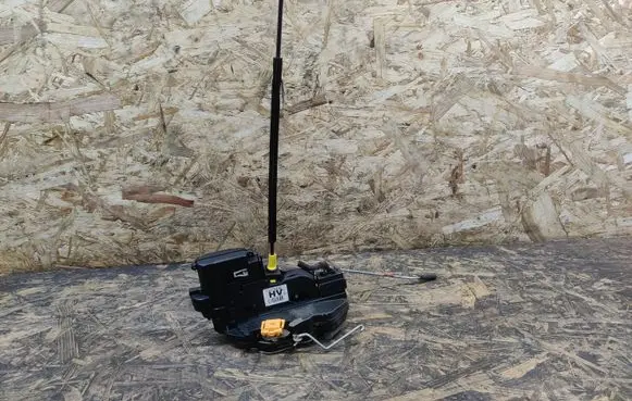 Chevrolet Malibu Front door lock 13579490
