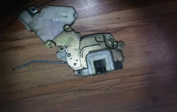 Nissan Primera Front door lock 8055201U60 89-A519