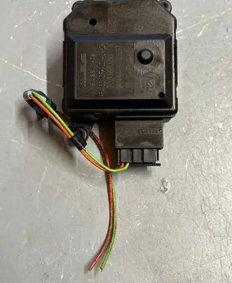 Opel Zafira B Air flap motor/actuator 309368000 B04439012637