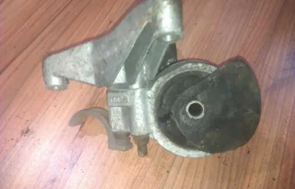 Volvo S40, V40 Engine mount bracket mr222150