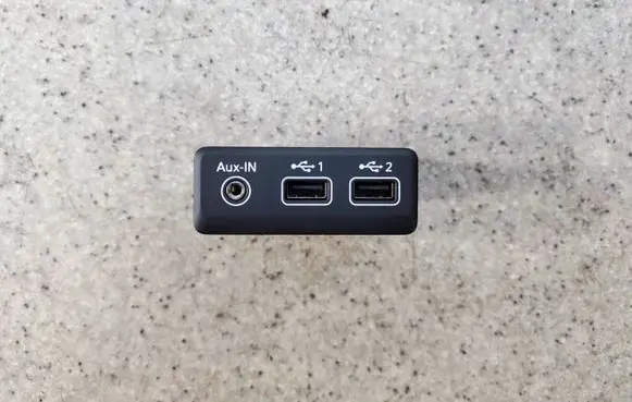 Renault Megane IV USB socket connector 