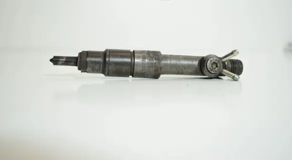 Audi A6 S6 C4 4A Fuel injector 046130201F