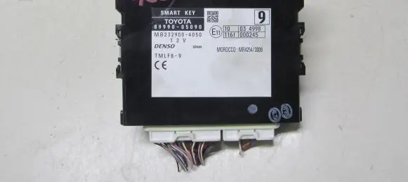 Toyota Avensis T270 Door central lock control unit/module 89990-05090
