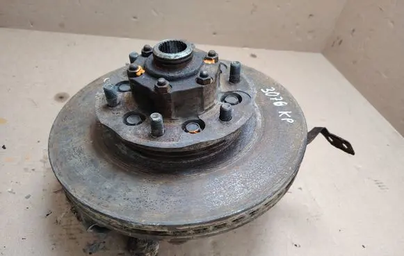 Nissan Navara D22 Front wheel hub