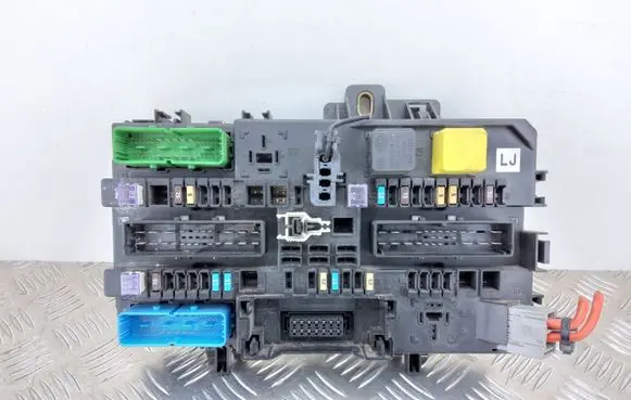 Opel Zafira B Fuse module 13268287
