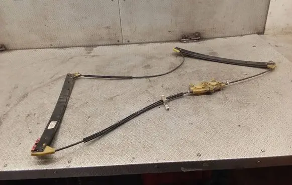 Front window lifting mechanism without motor