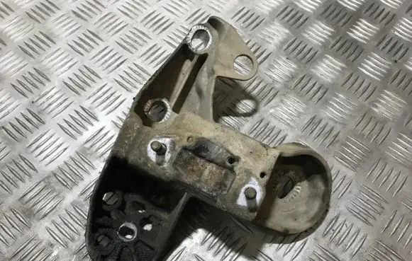 Volkswagen PASSAT B5 Engine mounting bracket 4b0199351b