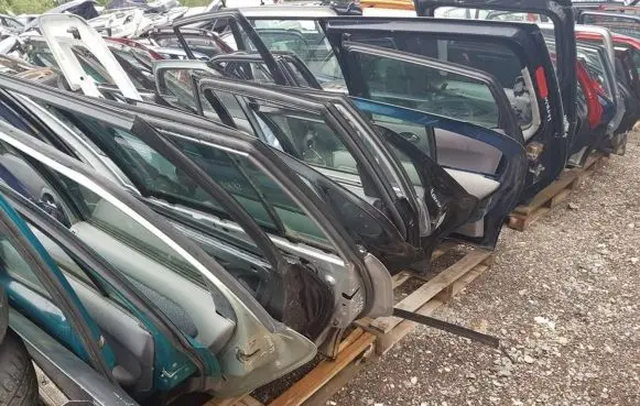 Nissan Sunny Rear door