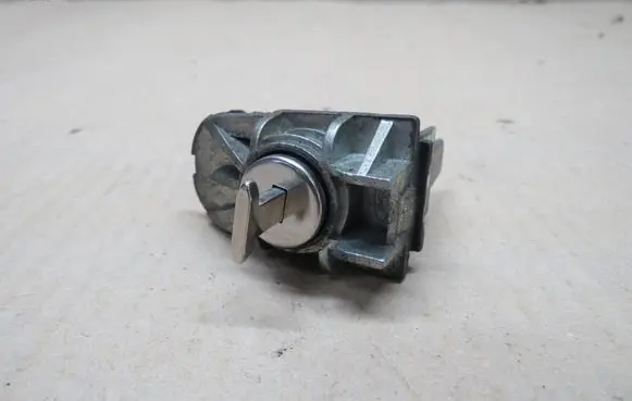 Ford Kuga II Front door lock (next to the handle) 