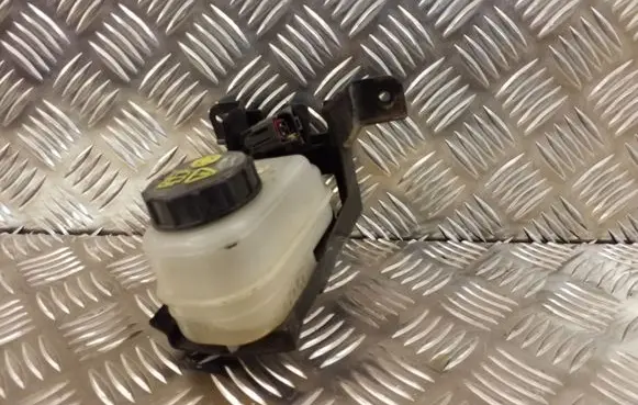 Mazda CX-7 Brake fluid reservoir 