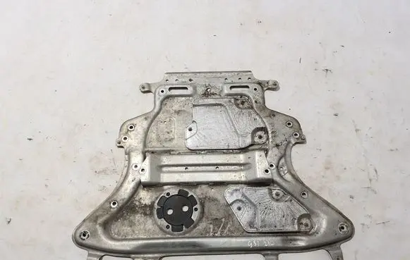 BMW 5 G30 G31 G38 Engine splash shield/under tray 6887547