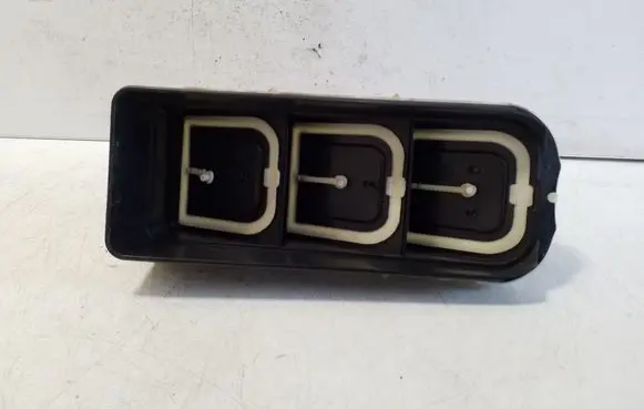 Quarter panel pressure vent