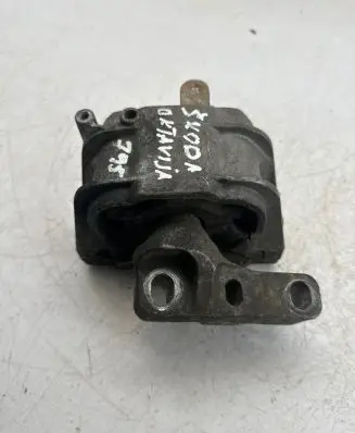 Skoda Octavia Mk2 (1Z) Engine mount bracket 1K0199262