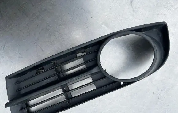 Volkswagen Touran I Front bumper lower grill 1T0853665