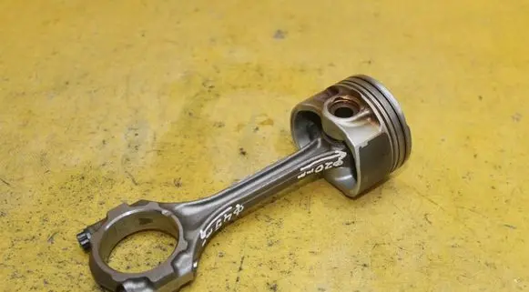 Toyota C-HR I Piston with connecting rod
