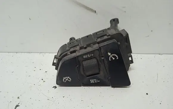 Steering wheel buttons/switches