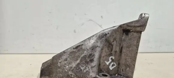 Volkswagen PASSAT B5 Engine mounting bracket 8d0199307p