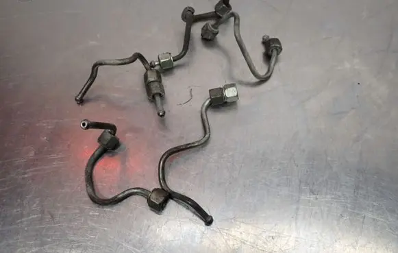 Nissan Juke I F15 Fuel injector supply line/pipe 