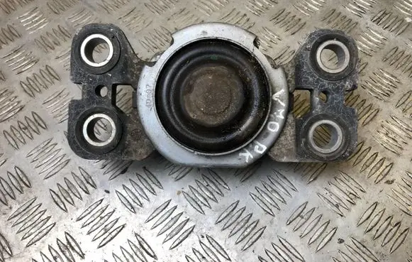 Volvo V70 Engine mount bracket