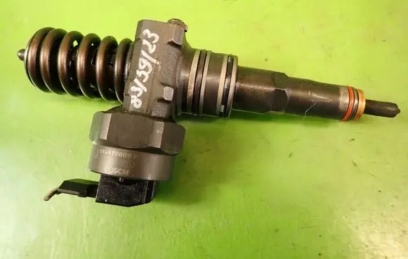 Volkswagen PASSAT B5 Fuel injector 0414720007 038130073F
