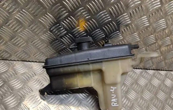 Toyota RAV 4 (XA30) Brake fluid reservoir 