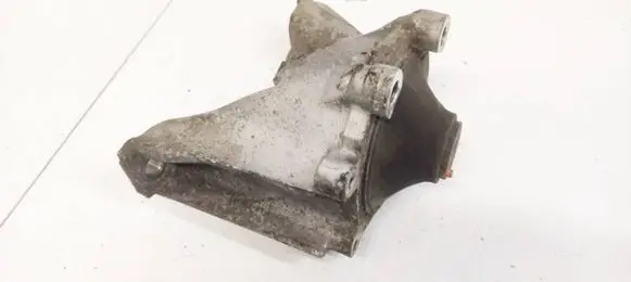 Honda CR-V Engine mount bracket