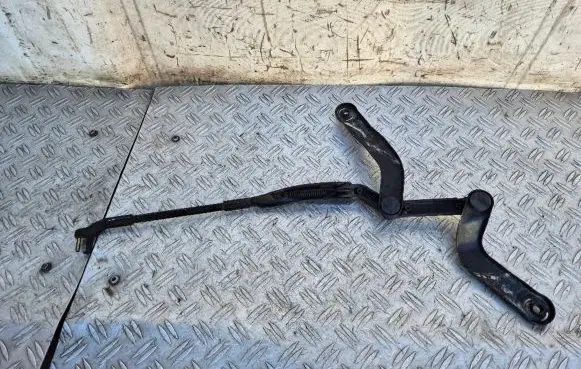 Mercedes-Benz E W211 Front wiper blade arm A2118200444