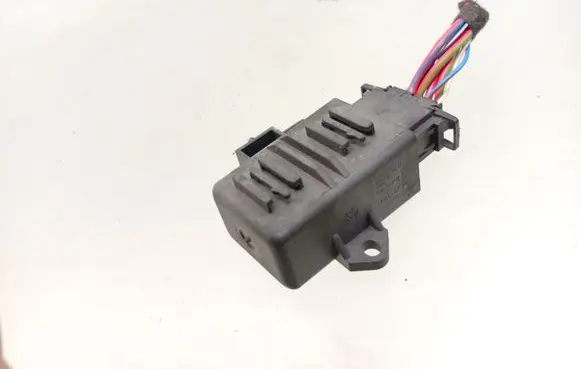 Volkswagen PASSAT B7 Seat heating relay 1K0959772