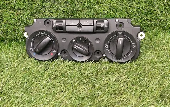 Volkswagen Tiguan Climate control unit 1K0820047JE 5HB01027201